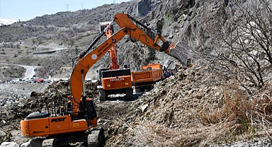 Heyelanın yuttuğu kara yolunda ulaşım durdu!
