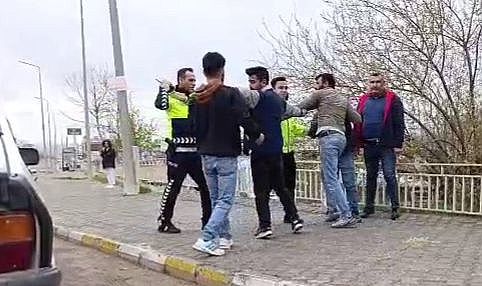 Husumetli iki grup birbirine girdi!