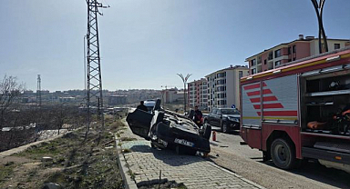 İki araç  kafa kafaya  çarpıştı: Kıl payı kurtuldular