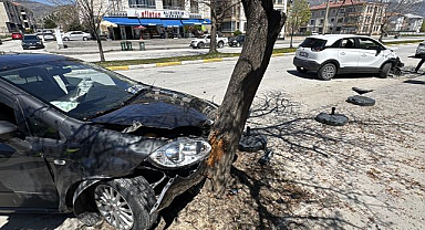 İki araç kavşakta çarpıştı! 3'ü çocuk 6 kişi yaralandı