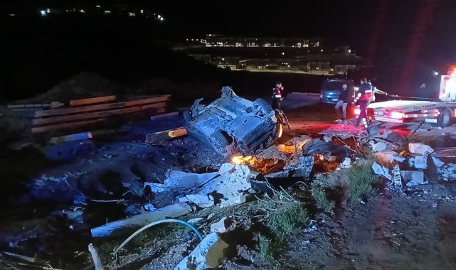 İki otomobil birbirine girdi! Ekipler yaralılar için zamanla yarıştı