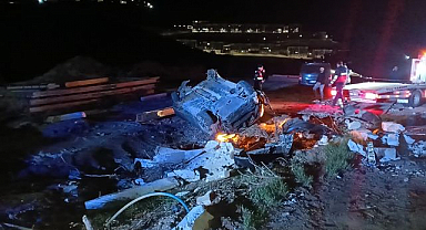 İki otomobil birbirine girdi! Ekipler yaralılar için zamanla yarıştı