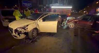 İki otomobil çarpıştı: 2 yaralı