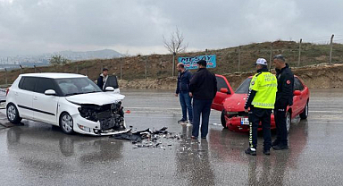 İki otomobil çarpıştı, Yaralılar var