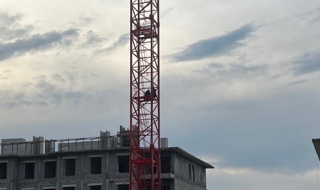 İnşaatta gerilim! İşçiler vinç tepesinde hak aradı