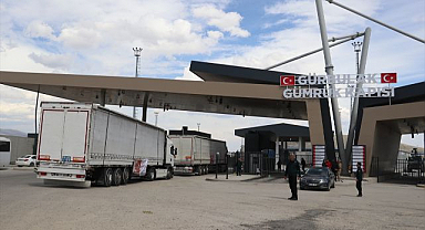 İran'a yardım taşıyan 6 tır sınırdan geçti