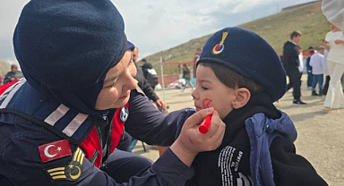 Jandarmadan 23 Nisan’da çocuklara bayram sürprizi