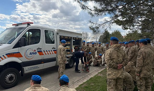 Jandarmaya enkazda arama kurtarma eğitimi