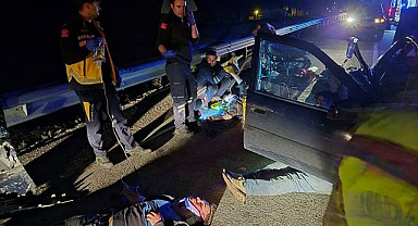 Kaçak göçmenleri taşıyan otomobil kaza yaptı: 7 yaralı