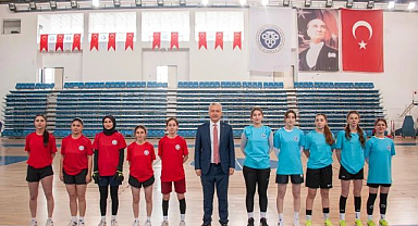 Kadın futsal maçıyla şenlik coşkusu başladı
