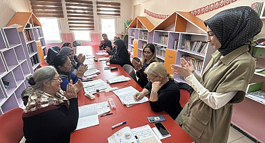 Kadın muhtar sayesinde nineler okula gidiyor