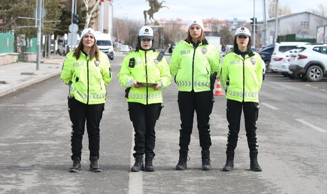 Kadın trafik polisleri iş başında