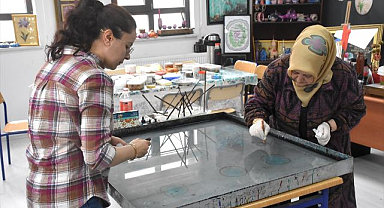 Kadınlar kıyafetleri ebru desenleriyle renklendiriyor