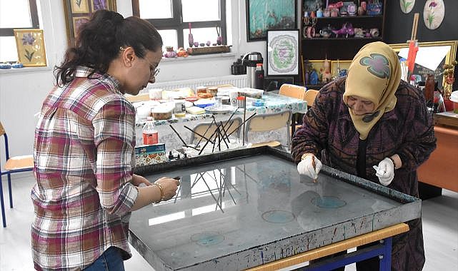 Kadınlar kıyafetleri ebru desenleriyle renklendiriyor