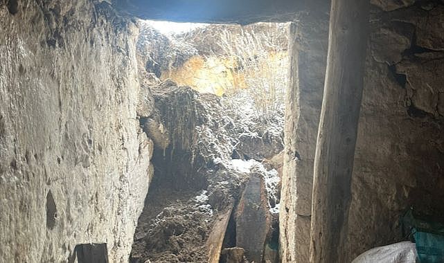 Kar nedeniyle ev ve ahırda göçük meydana geldi