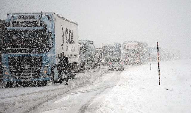 Kar yağışı Kars-Erzurum kara yolunu felç etti! Tırlar yolda kaldı