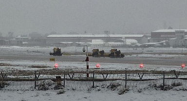 Kar yağışı ulaşımı durma noktasına getirdi, uçaklar inemedi