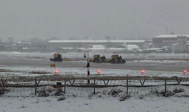 Kar yağışı ulaşımı durma noktasına getirdi, uçaklar inemedi