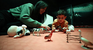 Karanlık odada özel çocuklara odaklı terapi