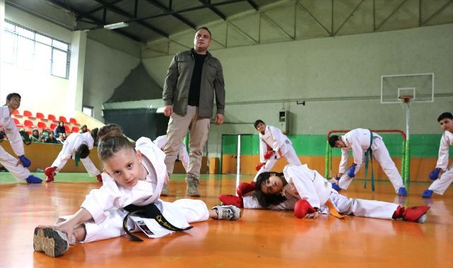 Karate antrenörü polis geleceğin şampiyonlarını yetiştiriyor