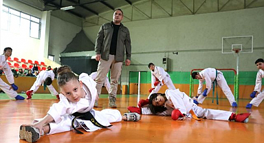 Karate antrenörü polis geleceğin şampiyonlarını yetiştiriyor