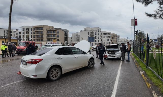 Kavşakta 4 araç birbirine girdi! Ortalık savaş alanına döndü