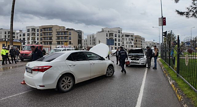 Kavşakta 4 araç birbirine girdi! Ortalık savaş alanına döndü