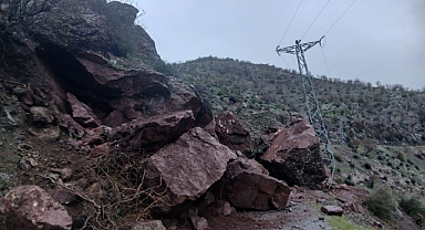 Köy yoluna kayalar düştü! Yol araç geçişine kapandı