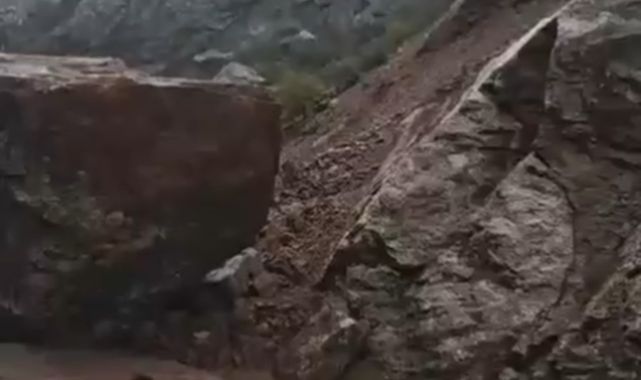 Kaya düşmesi yolu kapattı, ulaşım durdu