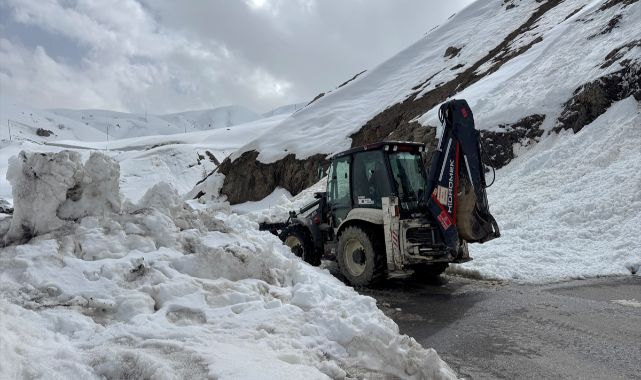 Kayak merkezi yoluna çığ düştü, ekipler müdahale etti