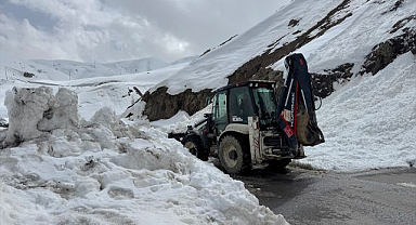 Kayak merkezi yoluna çığ düştü, ekipler müdahale etti