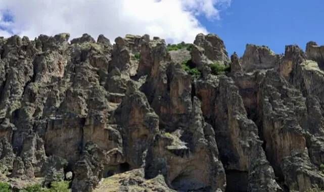 Kayalıklardan uçuruma düşen kişi hayatını kaybetti