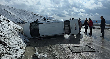 Kaygan yol kazayı getirdi! Burunları bile kanamadan kurtuldular