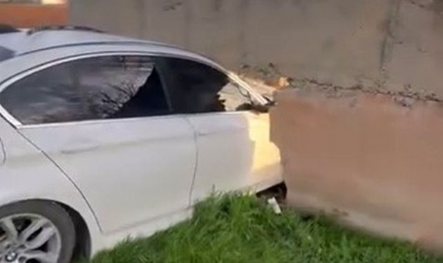 Kontrolden çıkan araç bahçe duvarına çarptı!