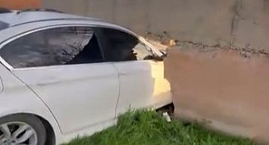 Kontrolden çıkan araç bahçe duvarına çarptı!