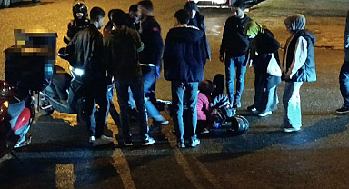 Kontrolden çıkan kurye yola savruldu!