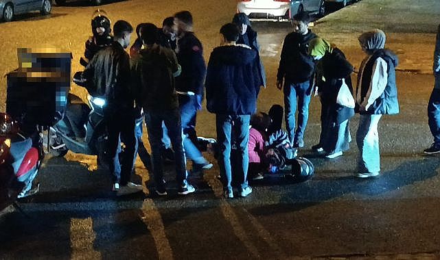 Kontrolden çıkan kurye yola savruldu!