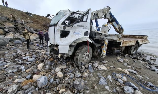 Kontrolden çıkan vinç takla attı!