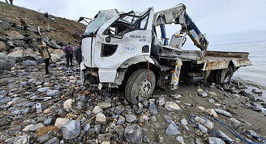 Kontrolden çıkan vinç takla attı!