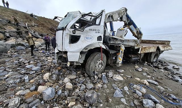 Kontrolden çıkan vinç takla attı!