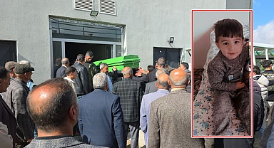 Köpeklerin saldırısında ölen çocuk toprağa verildi   