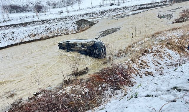 Korku dolu anlar: Minibüs dereye düştü