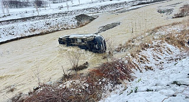 Korku dolu anlar: Minibüs dereye düştü