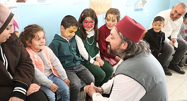 Köy köy gezerek minikleri sanatla buluşturuyorlar