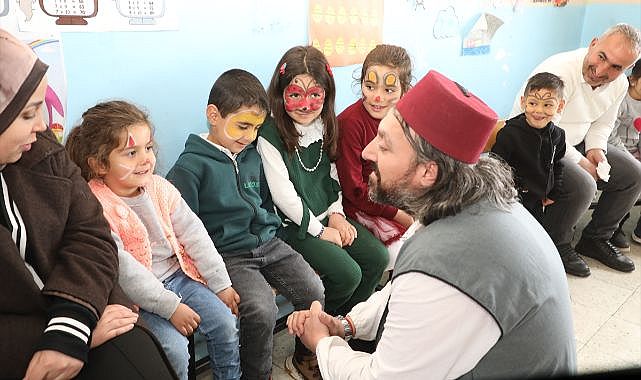 Köy köy gezerek minikleri sanatla buluşturuyorlar