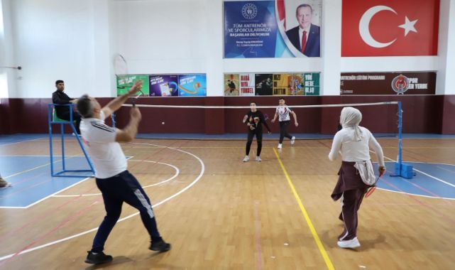 Kurum içi badminton heyecanı