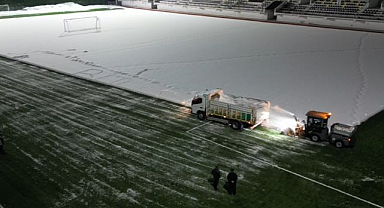 Maç öncesi sahada karla mücadele