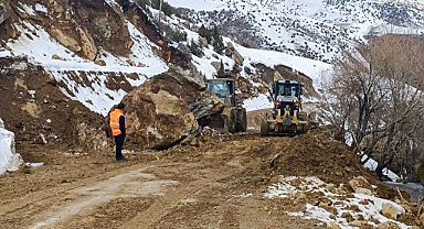 Mahalle yoluna düşen kayalar ekiplerce temizlendi