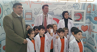 Minikler önlük giyip doktor oldu