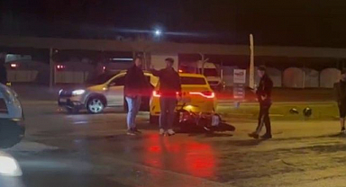 Motosiklet ile taksi çarpıştı! Ekipler yardıma koştu